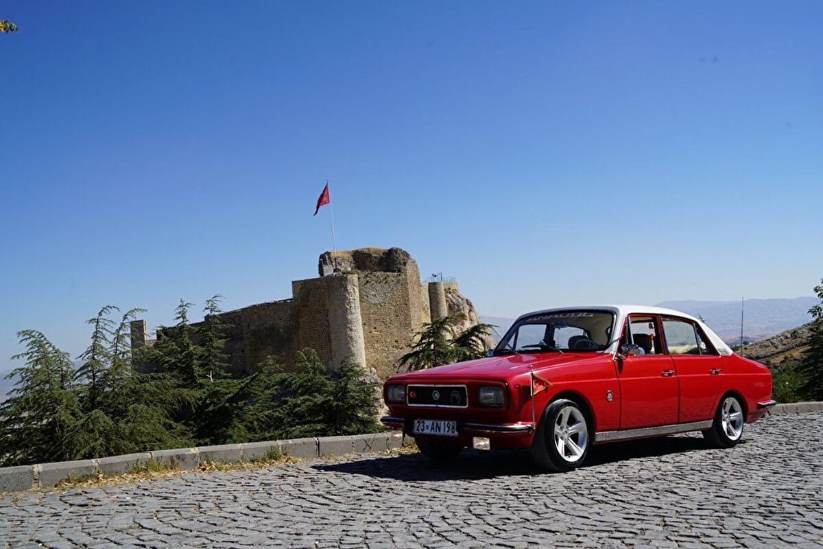 Elazığ’da klasik otomobil tutkusu bulunan 60 yaşındaki Ateş Yağmur, 7 yıl önce bir köyde çürümeye terk edilmiş 1974 model Anadol marka otomobili görünce, bin liraya satın aldı.