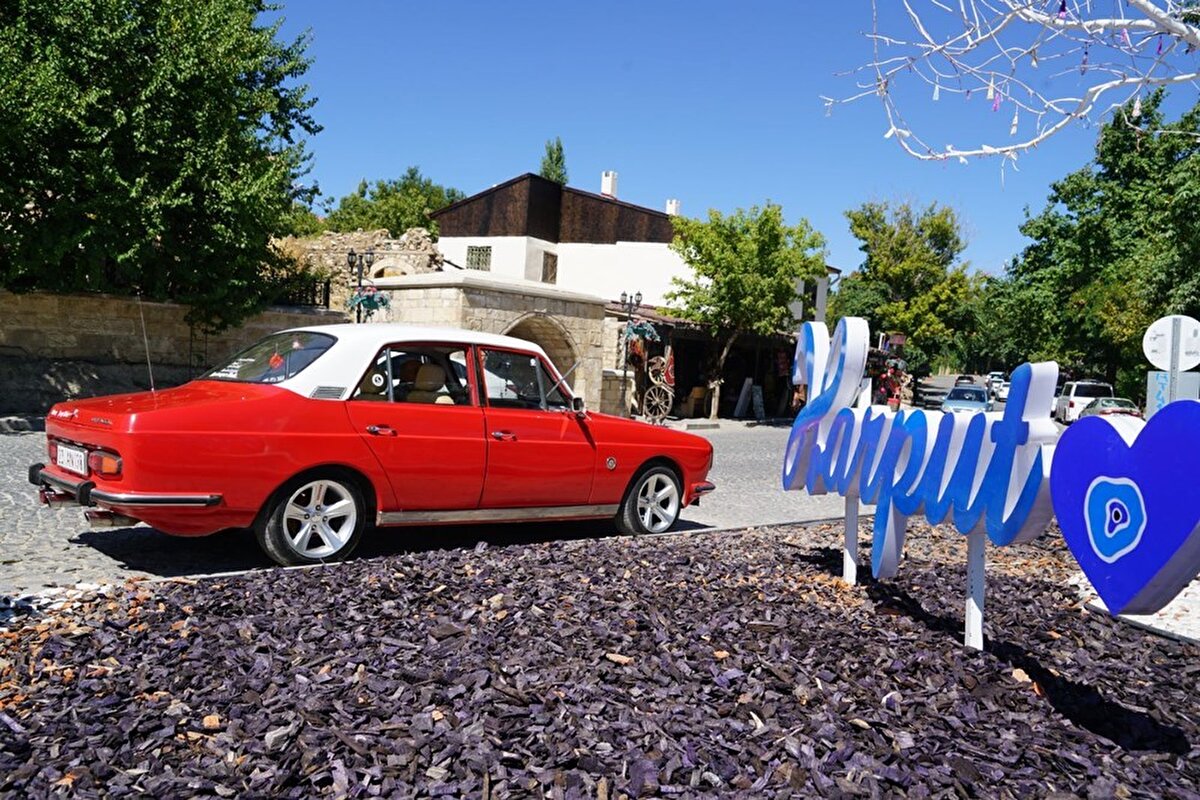 Aracı köyde birinden aldığını belirten Ateş Yağmur, “Bin liraya aldım. Baktım beğendim. Çekiciye atıp getirdim. Millet bana güldü. Araba arabalıktan çıkmış götür sahibinden paranı geri al dediler. Bende yaptım, ayağa kaldırım. Çok masraf ettim. Hobimdir, klasik araca para harcamayı severim. Lüks araba sevmem bana gelmez. 1974 model yerli yapımdır. 15 bin lira masraf yaptım. Üzerinde koltuk diye bir şey yoktu. Bir kızım var, bu da benim oğlum. İnsan evladından ayrılır mı ayrılmaz. Aracımı çok seviyorum” dedi.