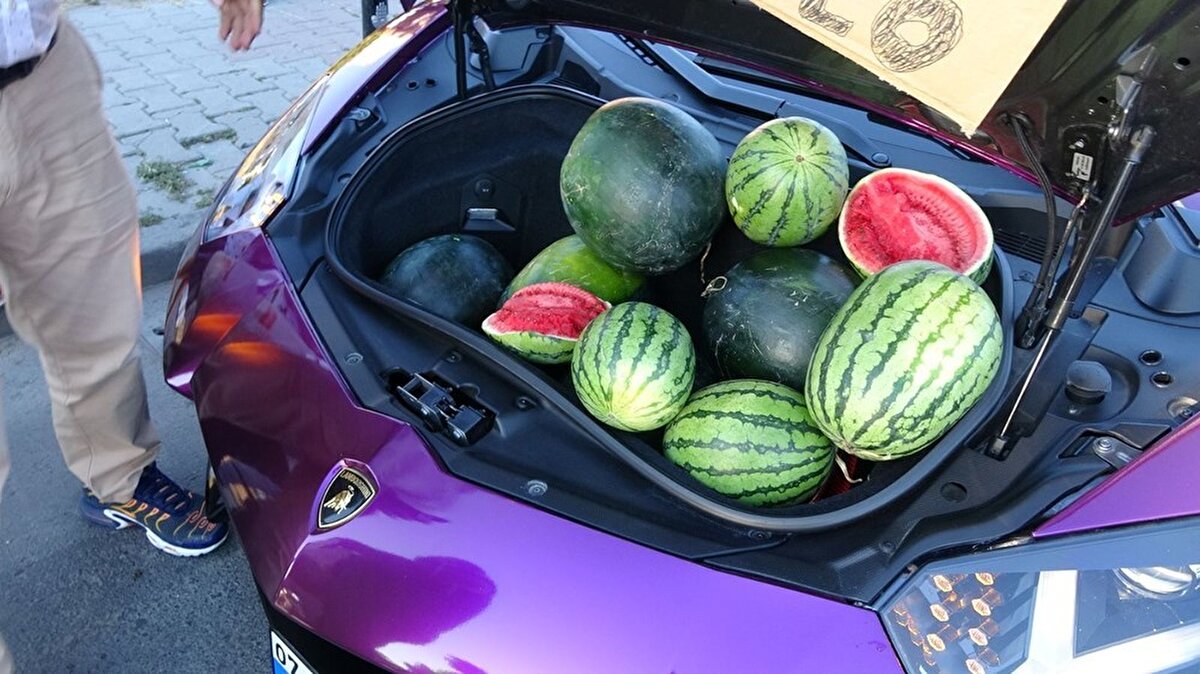 Bu arada bir arkadaşı da cep telefonu kamerası ile satış anını görüntüledi. 