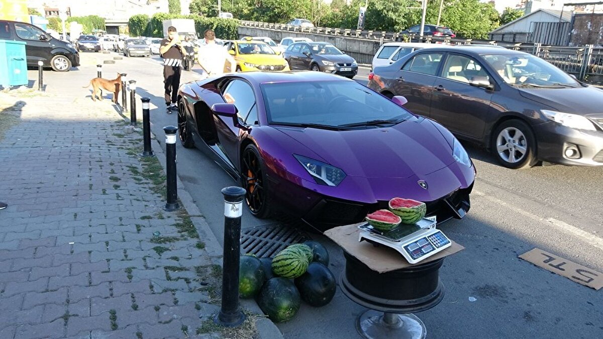 İstanbul'da Hacı Hüsrev Mahallesi Piyalepaşa Bulvarı üzerinde lüks otomobilini yol kenarına çeken, Arap ülkesi vatandaşı olduğu öğrenilen kişi, karpuz satışı yaptı. 
