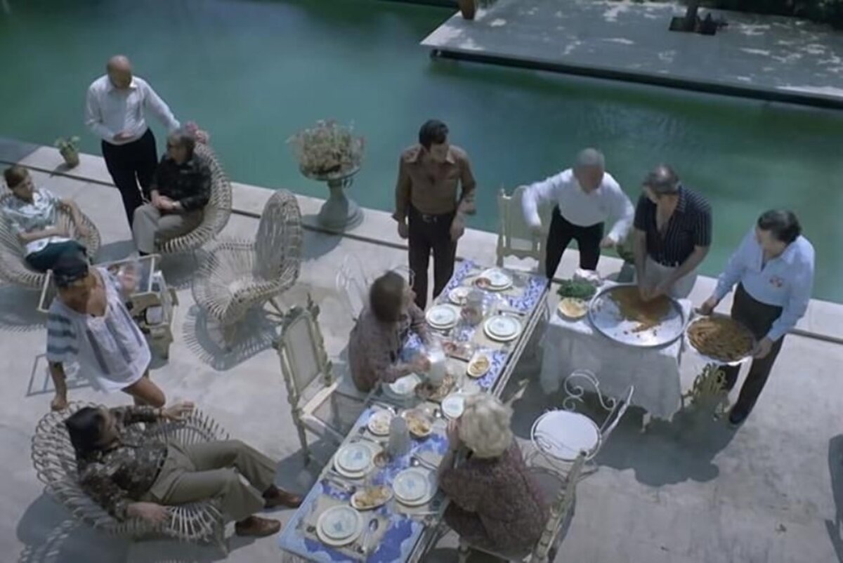 İçinde bir yüzme havuzu da bulunan ev, bakımsızlıktan harap oldu. Yüzlerce meyve ağacının bulunduğu bahçesi de hırsızların ve yağmacıların uğrak yerlerinden biri haline geldi.