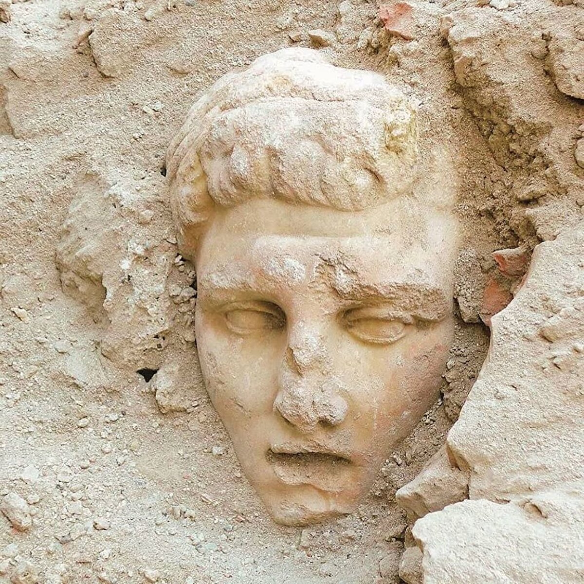 📍Yılda iki kez ürün alınan verimli Lykos Ovası’nın kenarına kurulu antik şehir Laodikya’da kazılar 2003 yılında başlamış. Kazılarda şehrin yerleşim tarihi MÖ 5500 yıllarına kadar gidiyor. Pamukkale Üniversitesi ve Büyükşehir Belediyesi’nin desteğiyle devam eden kazılarda ortaya çıkan şehrin harika bir görüntüsü var.