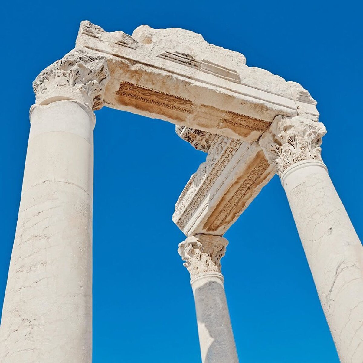 📌 Kazılar Denizli’nin yüzyıllar önce de ticaret ve tekstil kenti olduğunu ortaya koyuyor. İki yıl önce ortaya çıkan bulgulardan biri de horoz kabartması. Şehrin simgesi olan horozun, Denizli’ye aidiyeti de kanıtlanmış durumda.