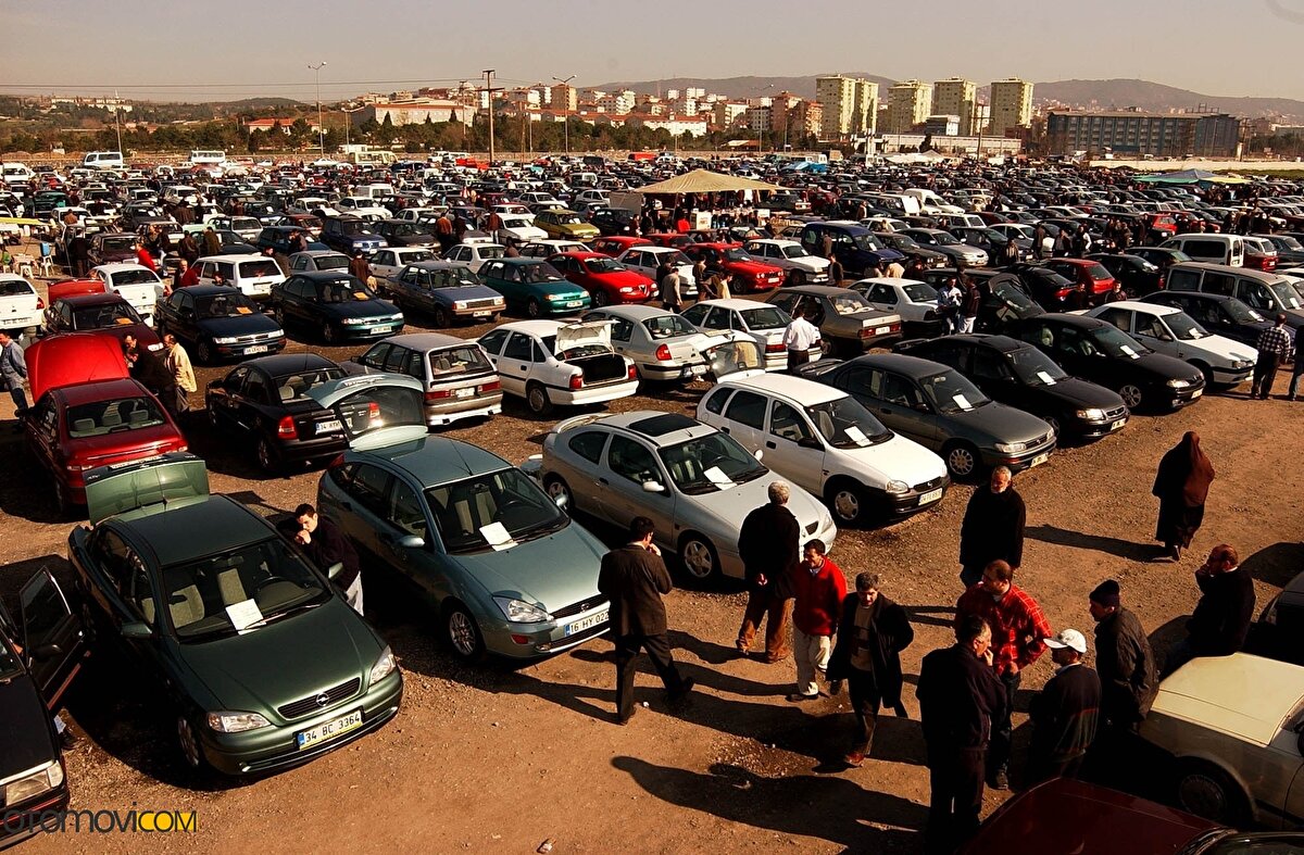 Benzer durumlarla karşılaştıklarını belirten Acar, “Maalesef biz de birkaç defa bu durumlara şahitlik ettik. Aracının kilometre göstergesinde 400.000 yazan bir araçta bile çevirdiklerini de 230.000 gibi bir rakama tekabül ediyor. Tabi insanlar eğilip de bakmıyor, gösterge panelindeki o 237 bin küsur gibi bir rakama dikkat ediyor, yanındaki ‘ml’ yani mil kısmına dikkat etmiyor.