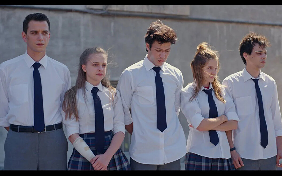 Aşk 102 dizisinin çekimlerine ara verildi. Koronavirüs testleri pozitif çıkan oyunculardan Kubilay Aka sosyal medyadan olayı doğruladı.