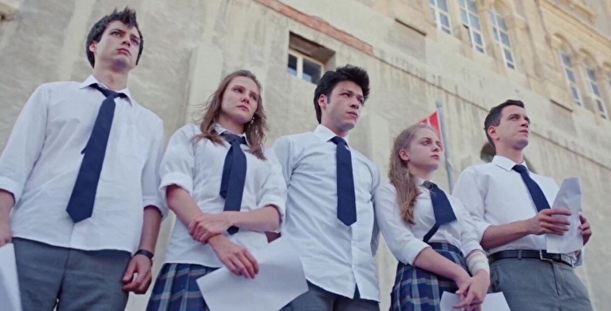 Koronavirüse yakalanan Alina Boz, Kubilay Aka ve İpek Filiz Yazıcı'ya hayranları sosyal medyadan geçmiş olsun mesajları yağdırdı.