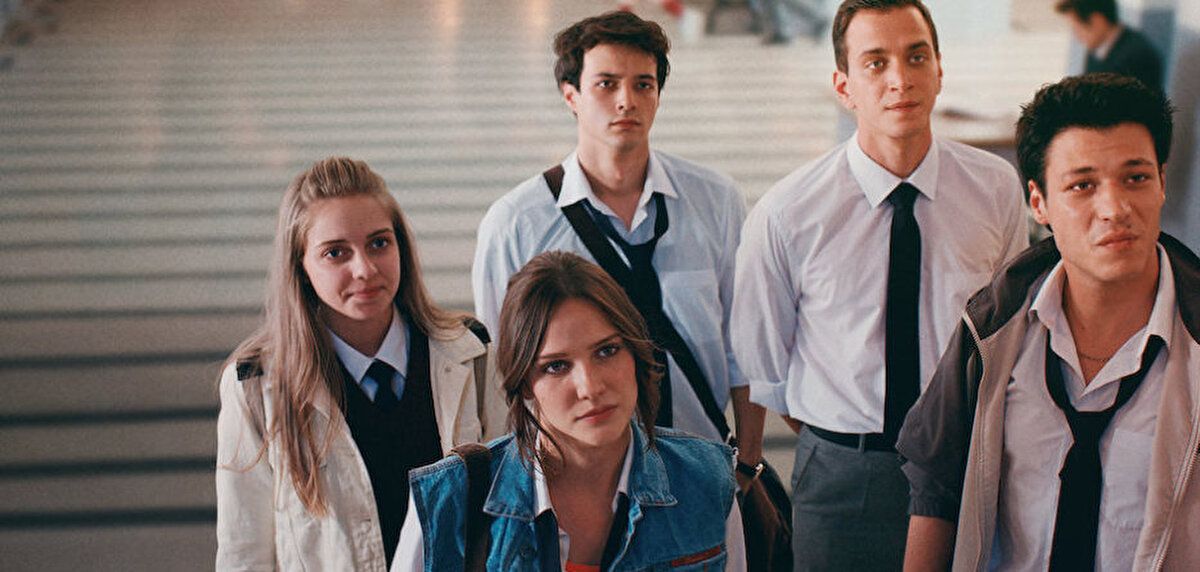 Aşk 102'nin çekimleri öncesi yapılan koronavirüs testlerinde dizinin 3 başrol oyuncusu pozitif çıktı. Son dönemin en başarılı genç isimleri arasında yer alan ve Aşk 102 dizisinde başrolleri paylaşan Alina Boz, Kubilay Aka ve İpek Filiz Yazıcı koronavirüse yakalandı.