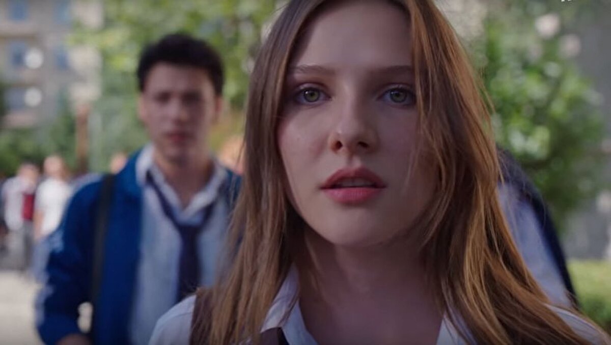 Aşk 102 dizisi daha önce yayınlanan Aşk 101 dizisinin devamı olarak çekiliyor. Alina Boz ve Kubilay Aka Aşk 101'de de başrol olarak görev almıştı.