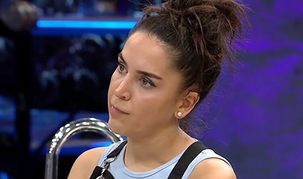 MasterChef Türkiye'de bireysel dokunulmazlığı kazanan Berker haftanın ilk eleme adayını seçti. Ördek gözlemeyi rakiplerinden daha iyi yaparak eleme potasına giren ismi belirleyen Berker ilk aday olarak Duygu'yu seçti. 