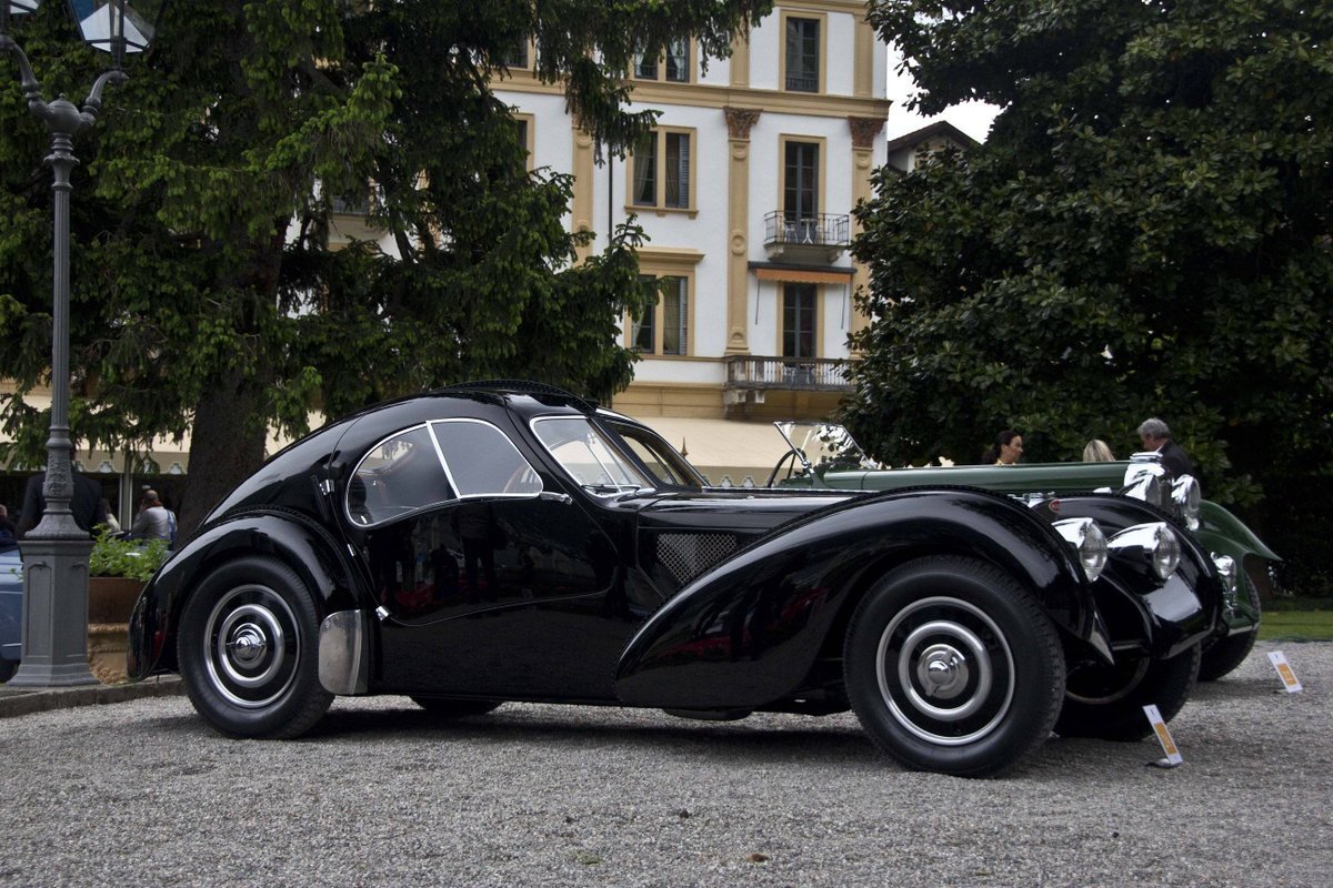Nesiller boyunca korunmuş olan tasarımının yanı sıra detaylarında yakalanan güç ve zerafet uyumu ile '1936 Model Bugatti Type 57SC Atlantic', taklit edilemeyen türden bir otomobil.