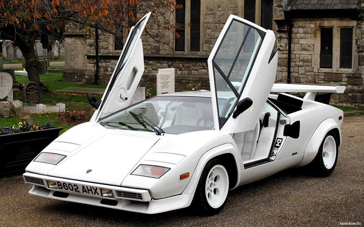 Lambo V12 motoru ile oldukça hızlı ve bir o kadar da öfkeli olan 'Lamborghini Countach', kendi dönemine göre haddinden fazla iyi olması ile akılda kalıyor.
