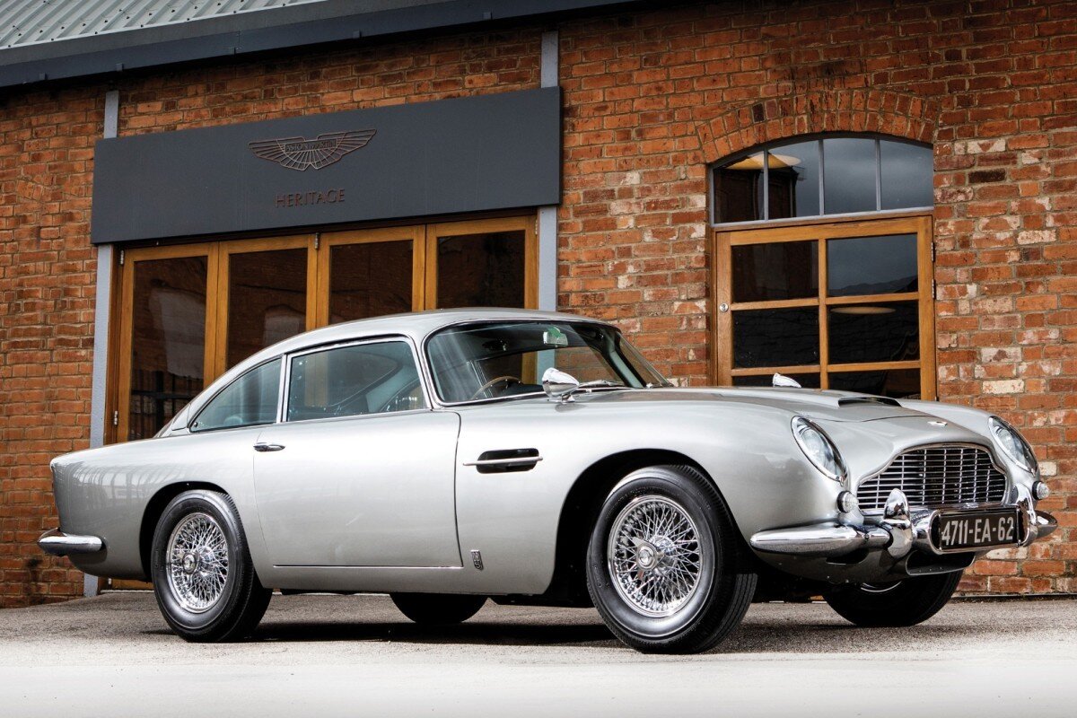 82 Beygir gücü ve ipeksi rengi ile dikkat çeken 'Aston Martin DB5', halen dünyanın en çok tanınan araçlarından biri.