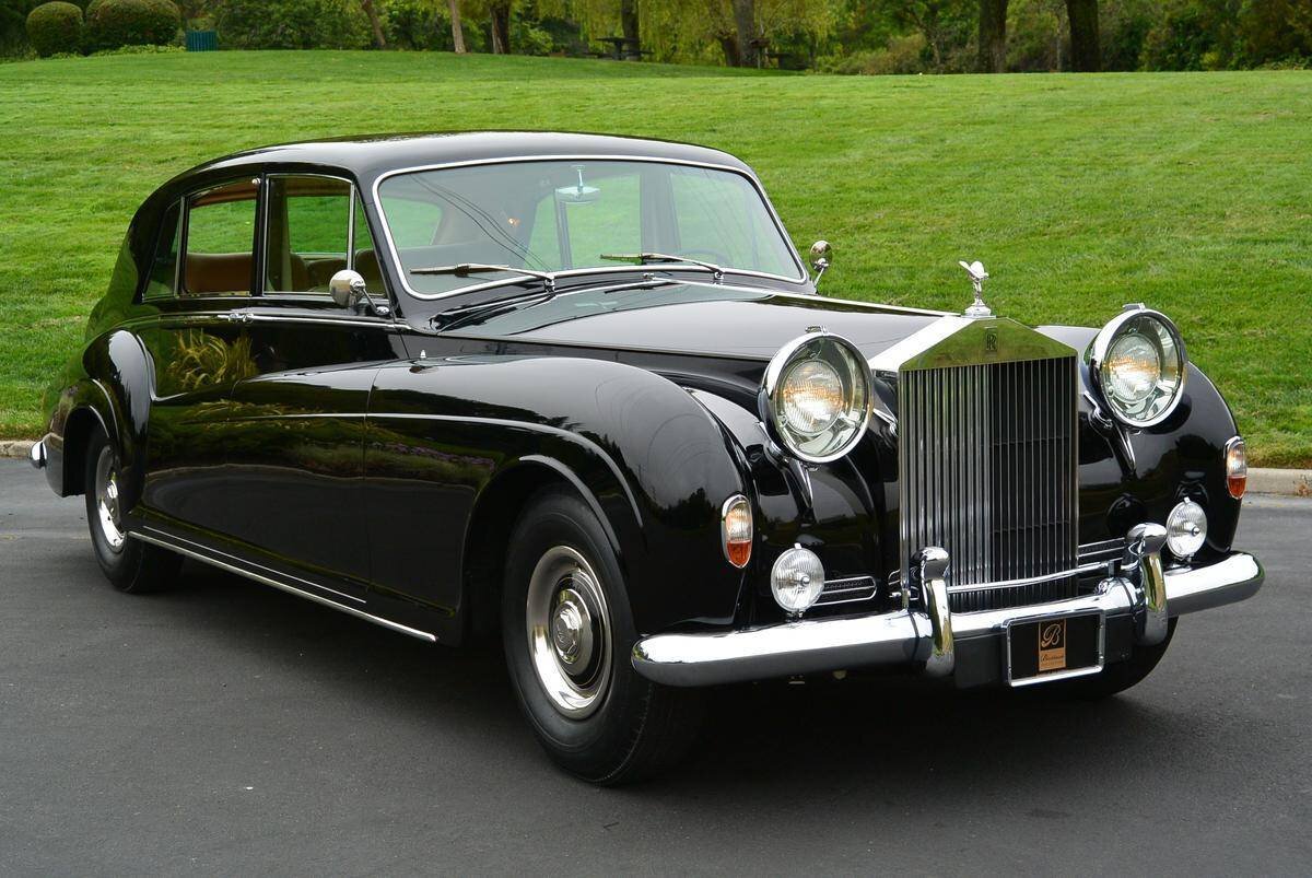 Orijinal İngiliz lüks otomobili 'Rolls-Royce Phantom', kendisinden sonra üretilen 7 farklı nesil boyunca ismini ve kalitesini koruması ile seçkin itibarını sürdürüyor.