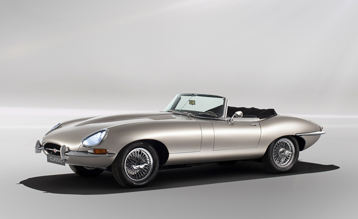 Güzelliği ile ün salmış otomobillerin ilk 3’ü arasında sayılan 'Jaguar E-Type', uzun başlığı ve zarif çizgileri ile dikkatleri üzerine çekiyor. V12 gücündeki motoru da aracın ayırt edici özelliklerinden biri.