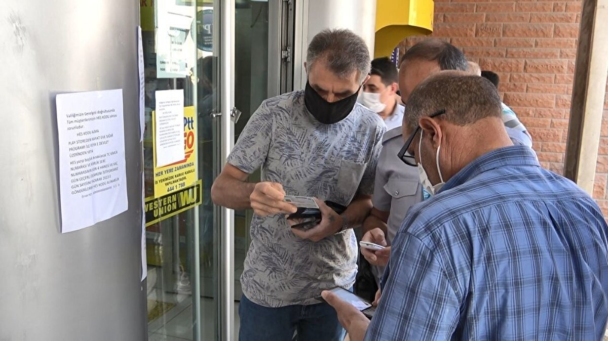Telefonlarını eline alan vatandaşlar HES kodu almak için uğraştı. HES kodunun nasıl alınacağı ile ilgili bilgilendirmeler yer almasına rağmen birçok vatandaş HES kodu almakta zorlandı.