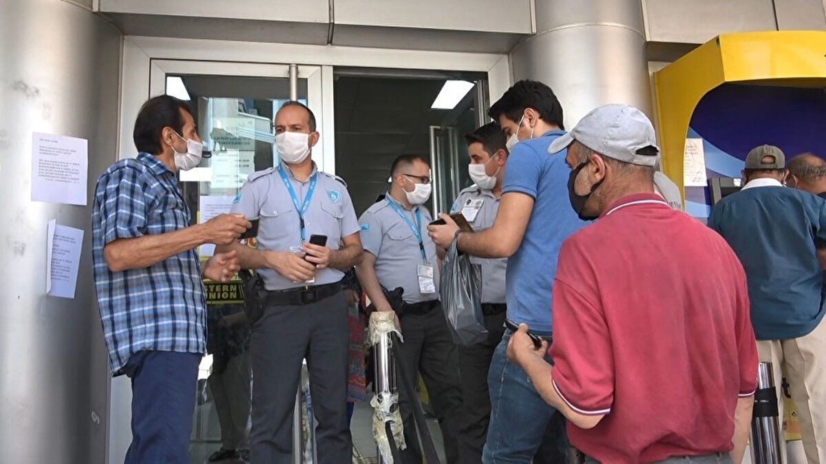 Fiziksel mesafe çoğu zaman sağlanamadı. HES kodu almakta en çok zorluk çekenler ise yaşlılar oldu.