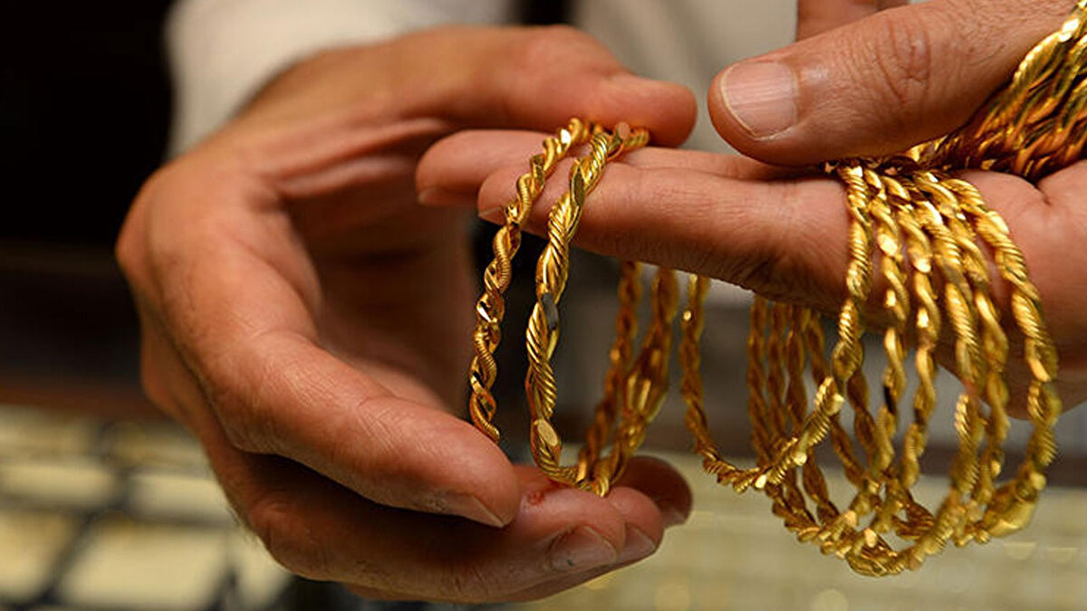 Hazine ve Maliye Bakanlığı ile İAR kaynaklarından alınan bilgiye göre, Türkiye'de en az 3 bin ton olduğu öngörülen yastık altındaki altınların parasal karşılığı milyarlarca dolara denk geliyor.