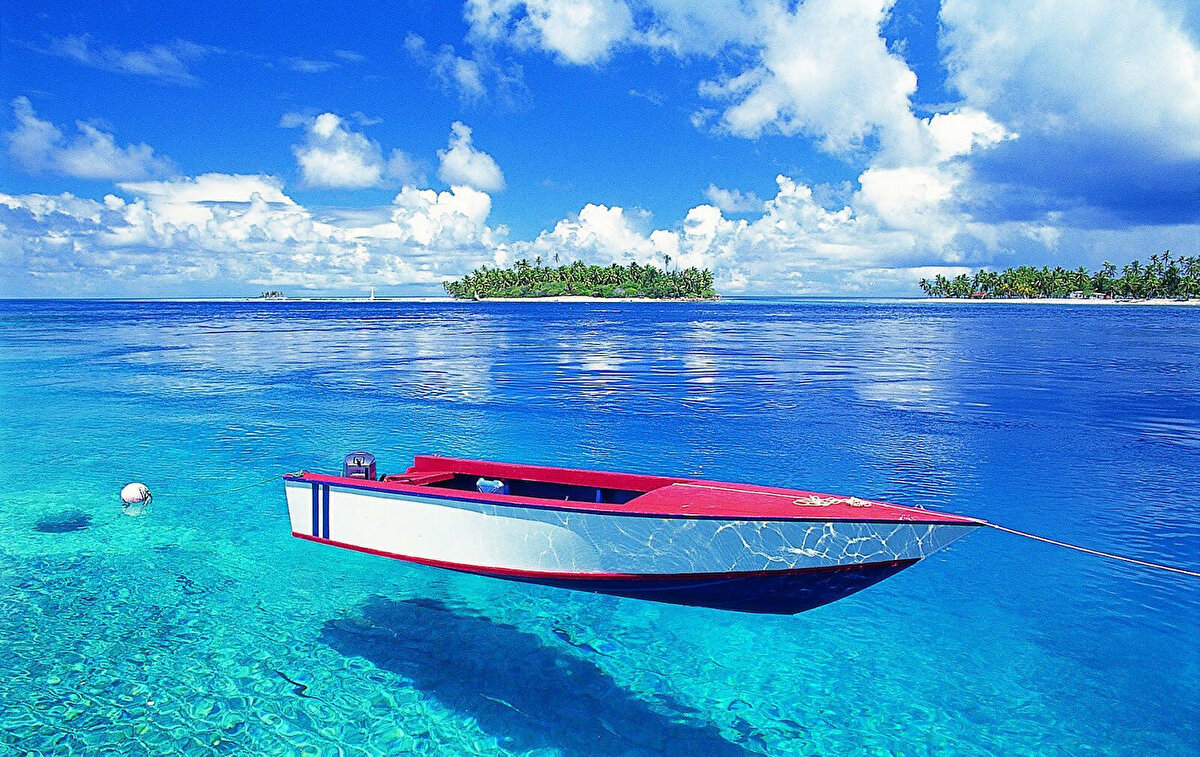 Büyük Okyanus’un tam orta yerinde denize dağılmış haldeki 118 küçük ve volkanik adaların ve atolün en büyüğü ve en ünlüsü ise Tahiti. Kültür incisi üretimi yanında, turizm ve askeri birliklere hizmete yönelik ekonomisiyle ülkenin ulusal geliri kişi başına yıllık 17 bin 500 doları geçiyor.
