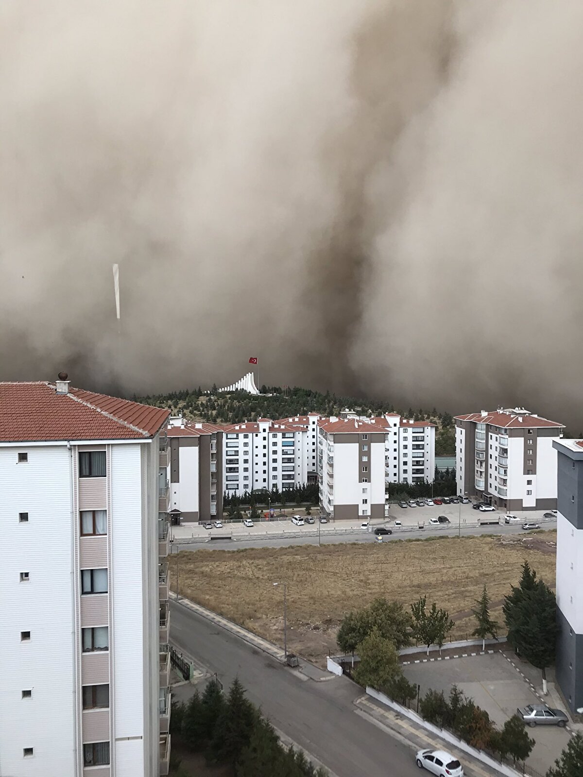 Fırtına nedeniyle gökyüzü karanlığa büründü. 