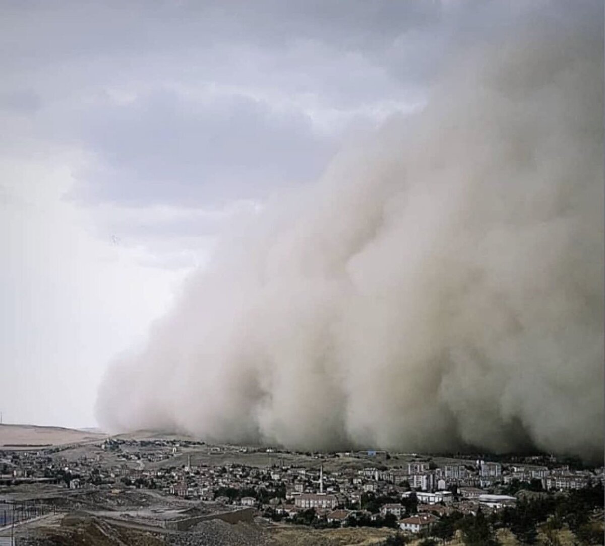 50 yıldır Polatlı'da böyle bir şey görmedim. Ben bütün vatandaşlarıma evlerinde kalmalarını, kapı pencerelerini kapatmalarını öneriyorum. Tedbirli olmakta fayda var."

