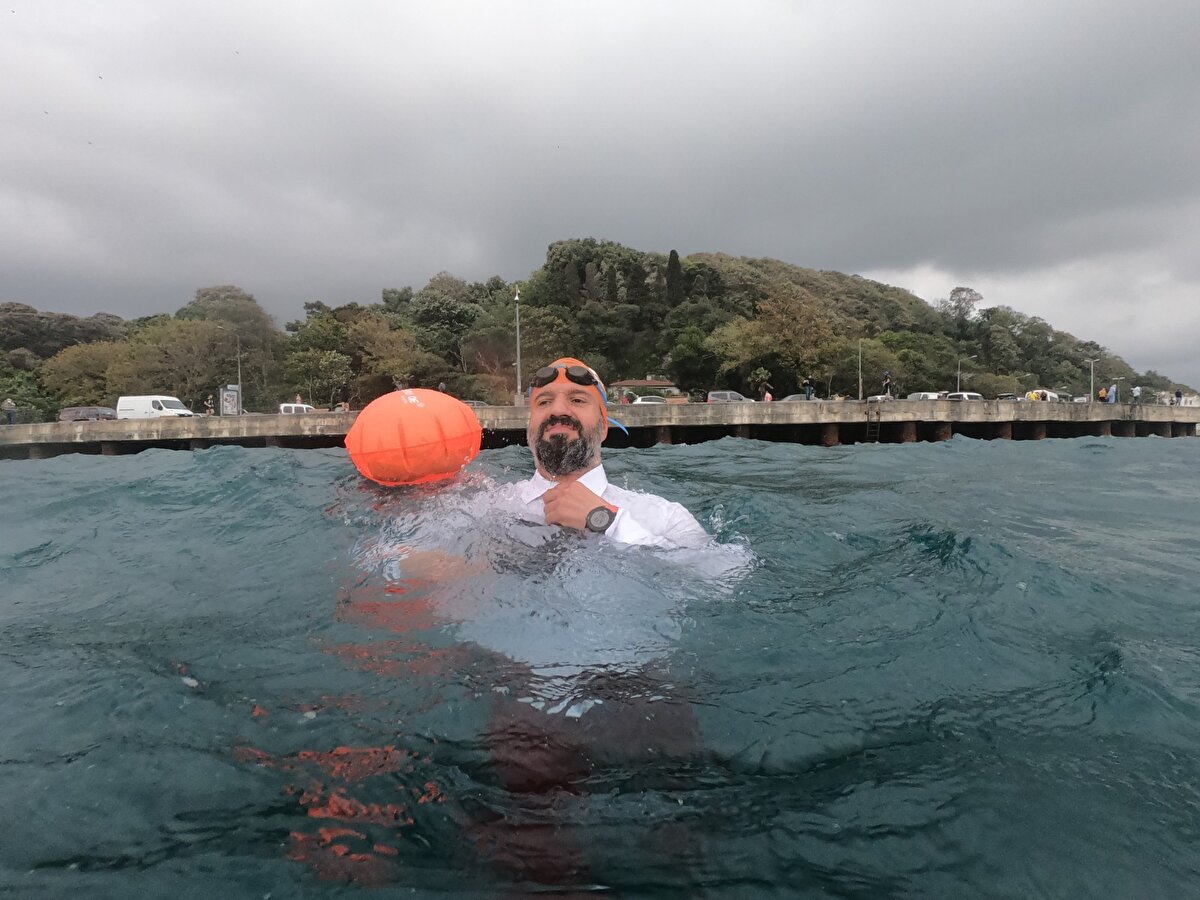 Takım kaptanı Ali Akgül gerçekleştirdikleri etkinlikle ilgili şunları söyledi:

“Boğaz bize her yıl ev sahipliği yapıyor. Bu ev sahipliğine karşılık olarak arkadaşlarla toplandık bugün takım elbiseyle yüzeceğiz. Biraz zor olacak bizim için ama çoğunlukla Boğaz’ın akıntısıyla yüzüyoruz. Bunu üç sene önce başlattık. Boğaza karşı saygımızı, sevgimizi göstermek için her sene yılda bir kez yapıyoruz”.