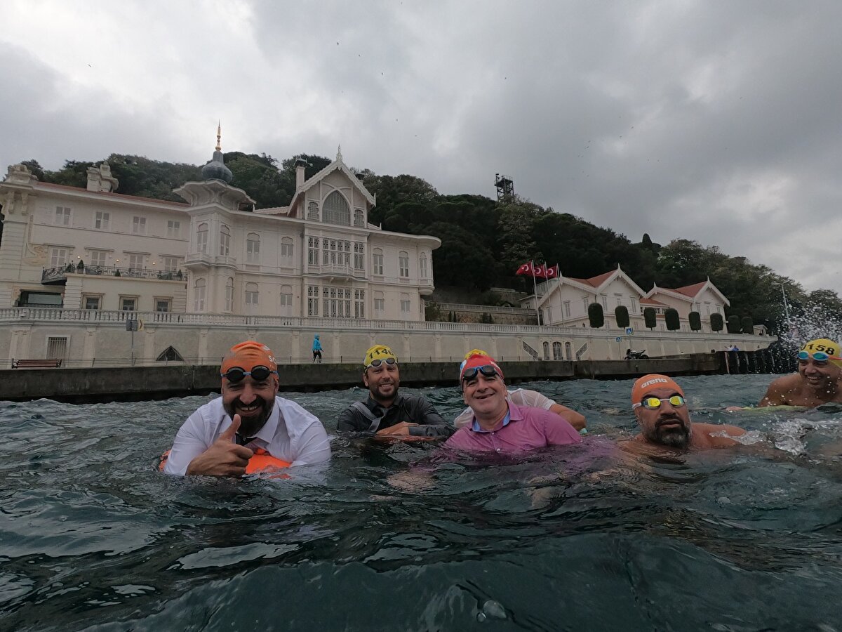 Açık denizlerde yüzme tecrübesi olan yaklaşık 30 yüzücü, Boğaza olan sevgi ve saygılarını göstermek için takım elbiseleri ile Kireçburnu’ndan Aşiyan’a kadar kulaç attı.