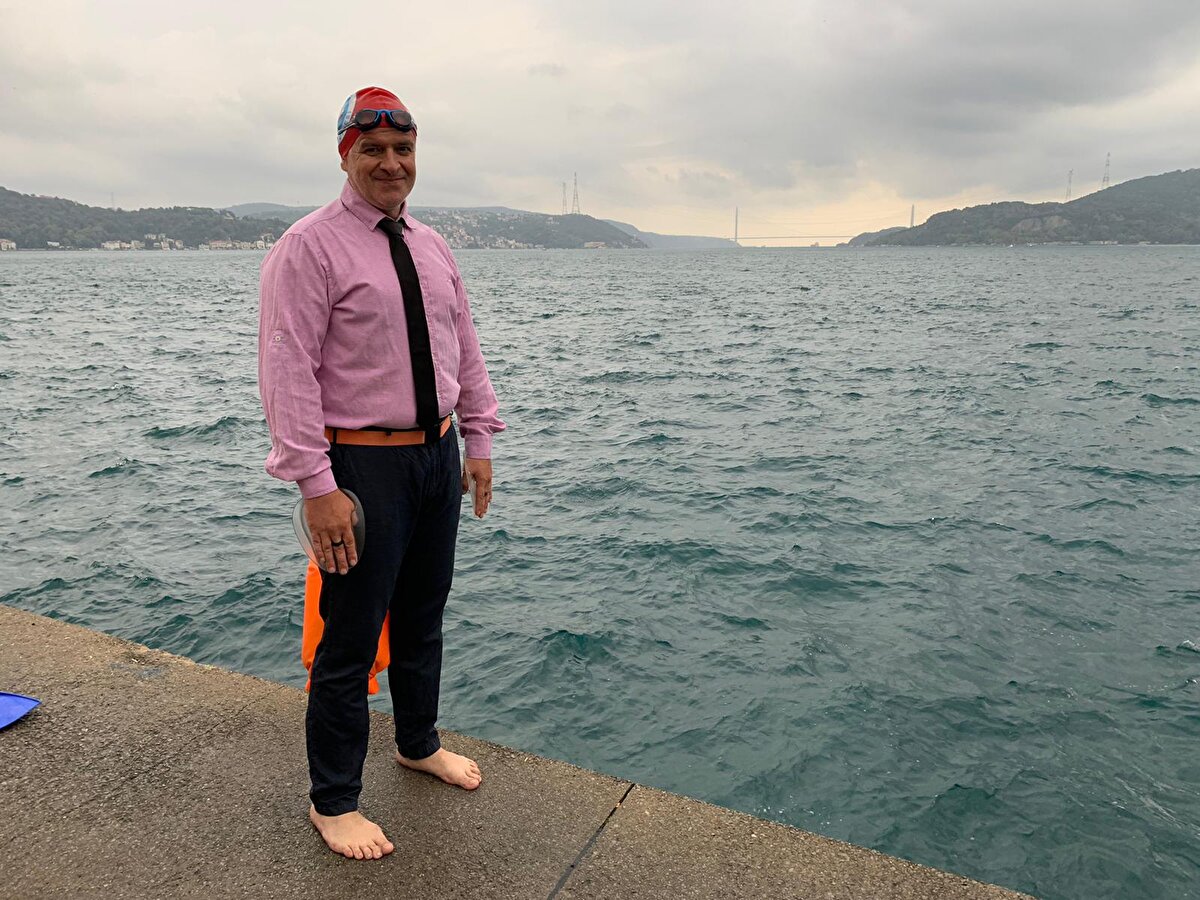 Kırmızı pantolon, beyaz gömlek ve kravatla parkuru tamamlayan yüzücülerden Ercan Yürek ise şunları söyledi:

“Normal zamanda bu kadar şık giyinmiyoruz ama deniz tutkusu için süsleniyoruz. Farkındalık oluşturmak, çevredeki insanların dikkatini çekmek yüzlerini güldürmek için yapıyoruz. Gerekli önlemleri de alıyoruz. Profesyonel olmayan yüzücülere tavsiye etmiyoruz.”