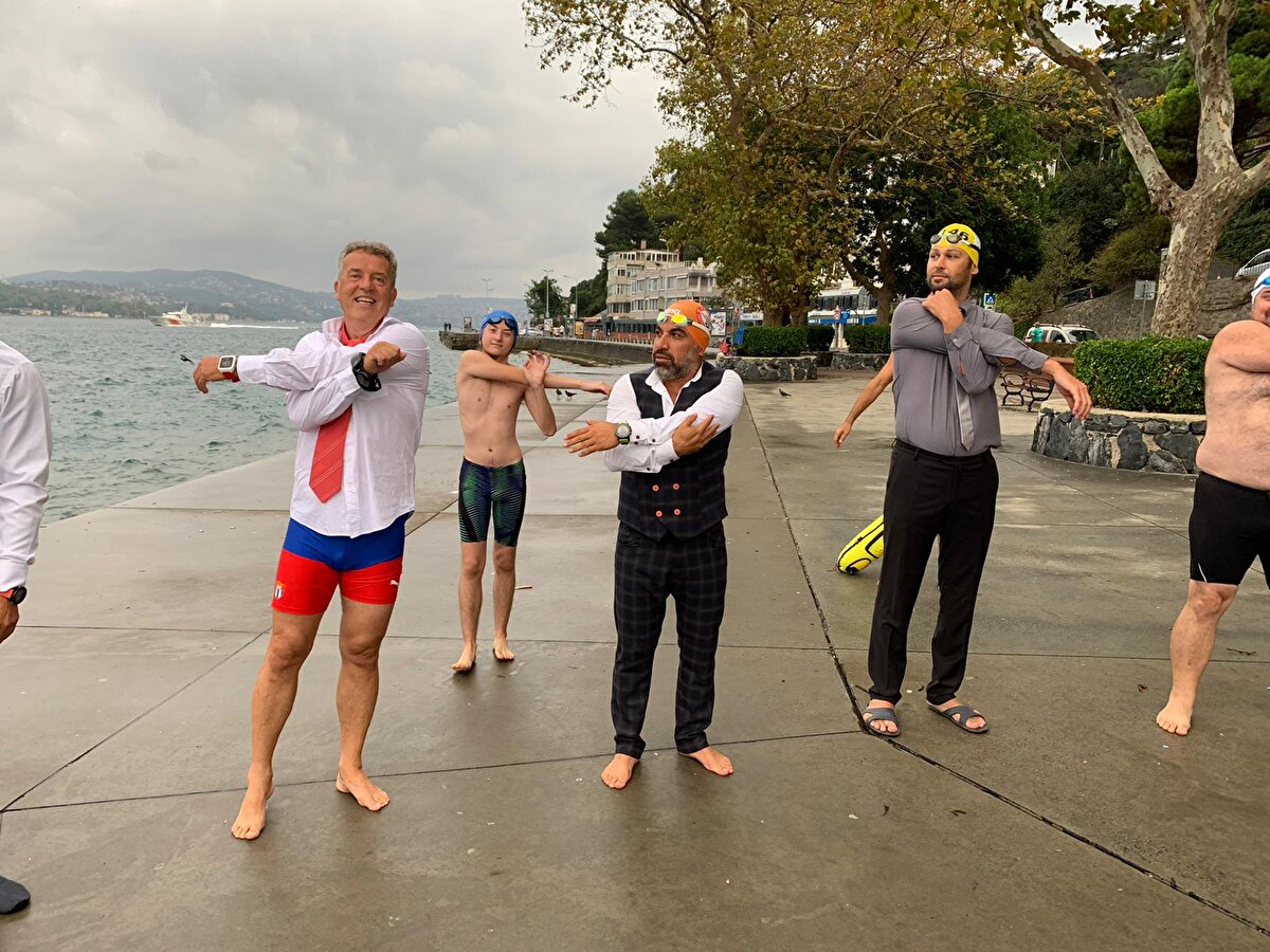 Mayıs ve Kasım ayları arasında her hafta sonu İstanbul’un çeşitli noktalarında yüzen ekip, yılda bir kez saygılarını göstermek için takım elbiseleriyle Boğaz’da boy gösteriyor.