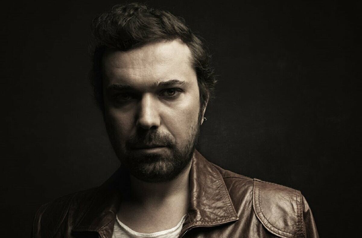 Bunun üzerine başlayan tartışma büyüyünce Halil Sezai darp iddiasıyla gözaltına alındı. Ünlü şarkıcı, ifadesinin ardından serbest bırakıldı.