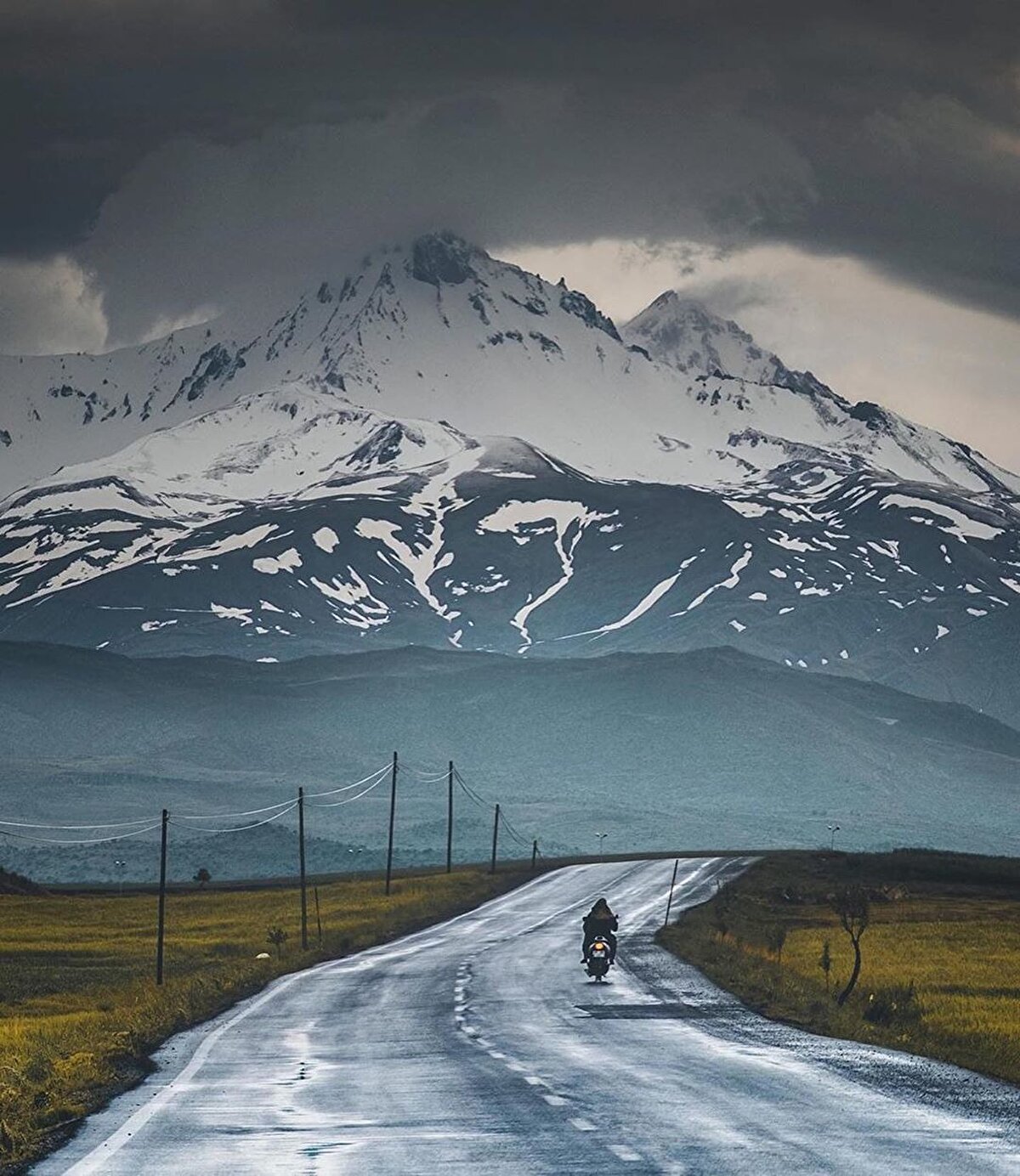 📌 Çektiği fotoğraflarla zamana canlılık kazandıran, donmuş zamanın içindeki anları yürüyüp giden, hareketli durumlara çeviren fotoğraf sanatçısı @huseyintaskin ile fotoğraflar, doğa, manzara ve bir anın içinde yolculuk etmek ile ilgili konuştuk.⠀