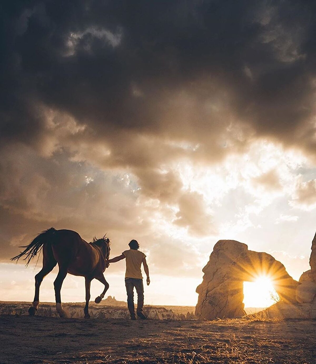 Tıpkı İsyan gibi, aslında hepimiz gibi ben de böyle bir hayatın içine doğdum. Kayseri’nin şehre en uzak ilçesi olan Sarız, sıkça tabir edilen "Anadolu’nun ücra yeri "tanımını hak eden bir sakinliğe ve uzaklığa sahip.⠀