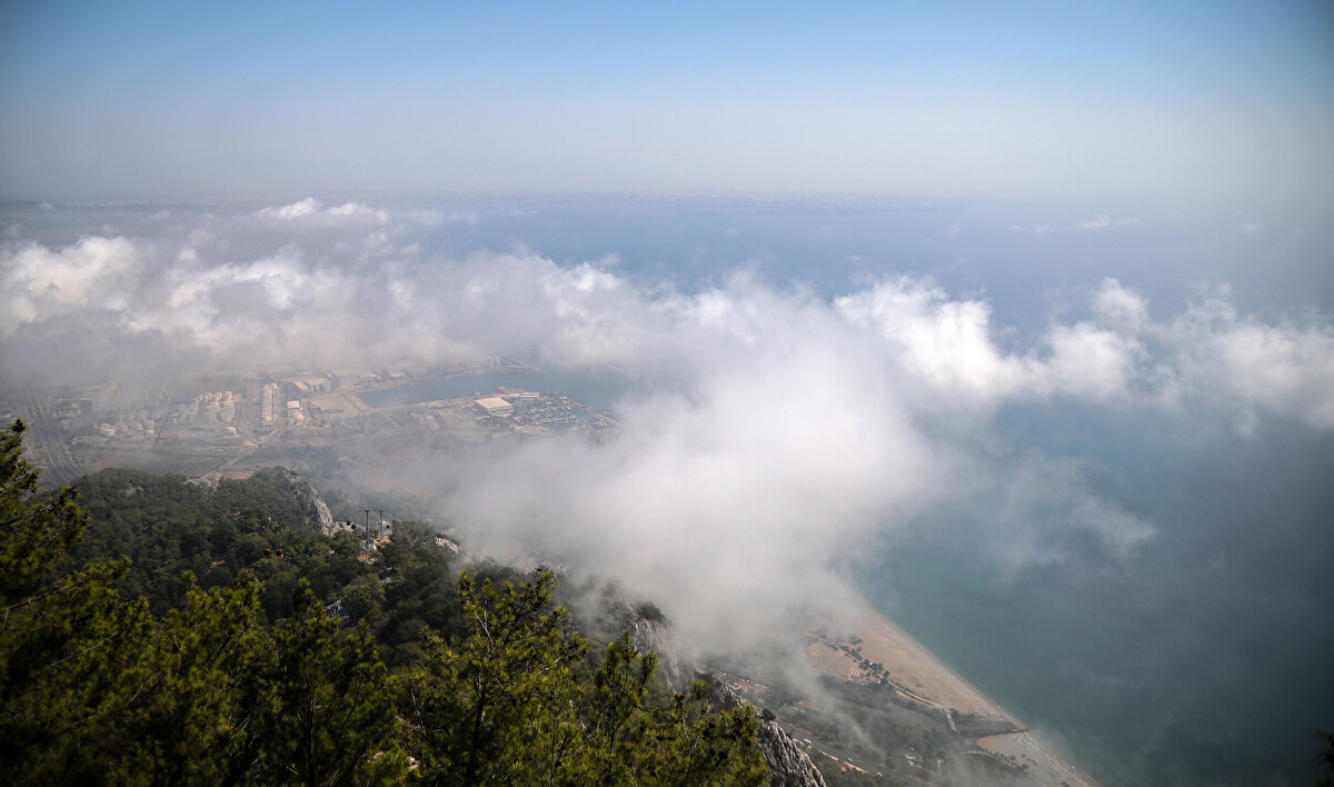 Şehir merkezinde ise yüksek nem vatandaşları bunalttı. Yerli ve yabancı tatilciler serinlemek için sahilleri ve havuzları tercih etti. 
