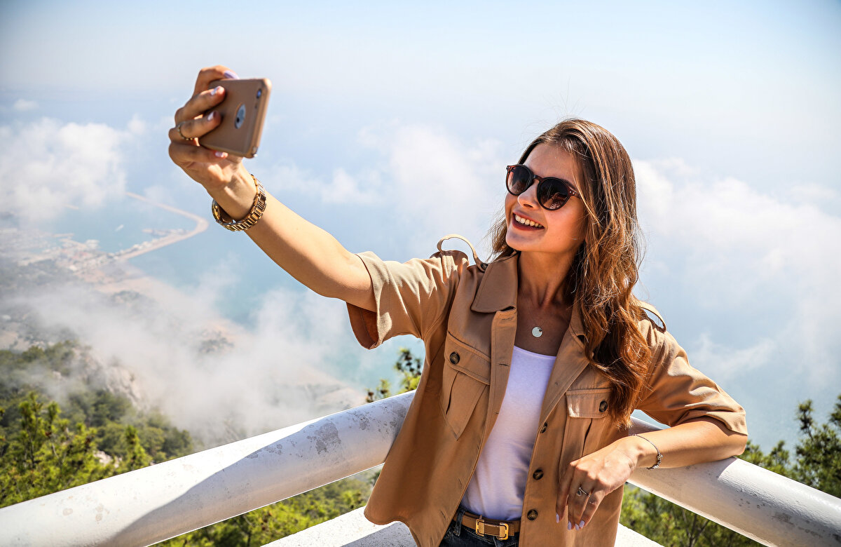 Manzara izlemek için teleferik ile Tünektepe'ye çıkan turistler ise bol bol nem bulutu ve manzara fotoğrafı çekerek anı ölümsüzleştirdi. 