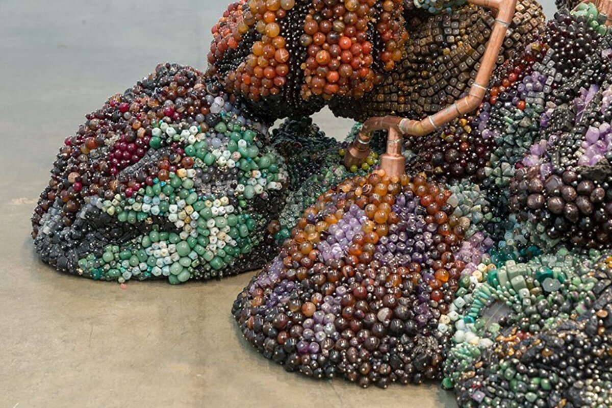 'bad grapes, 2020.' Çalışmada kırmızı akik, siyah akik, ametist, kuvars, mermer, kalsit, yakut, turkuaz, obsidiyen gibi taşlar yer alırken; salkım yerleri için cam, paslanmaz çelik pimler ve bakır boru da kullanılmış.
