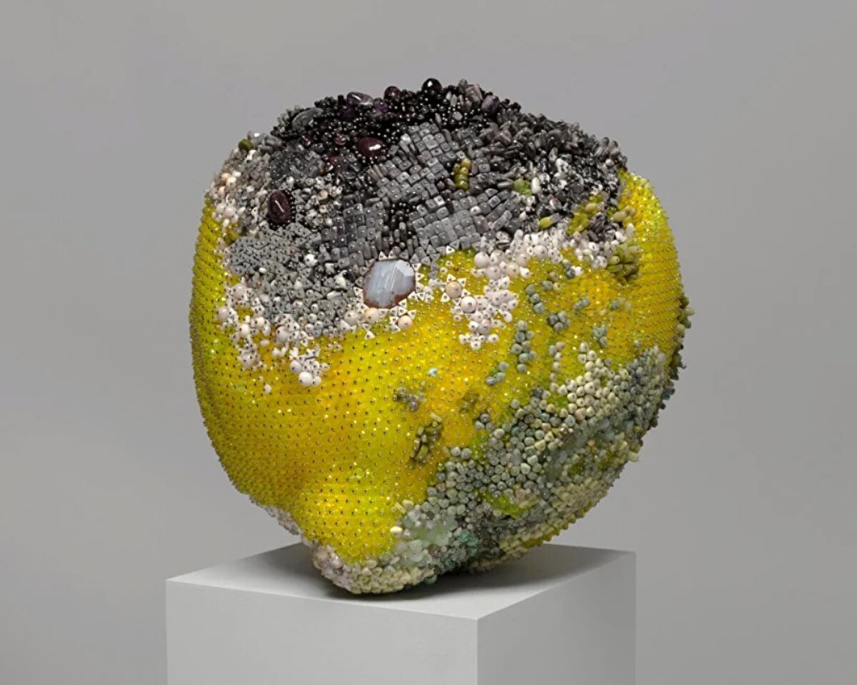 'bad lemon (tart)’, 2020. Çalışmada kehribar, akik, turkuaz, florit, prehnit, manyezit, yeşim taşı, kuvars, ametist gibi taşlar yer alıyor.