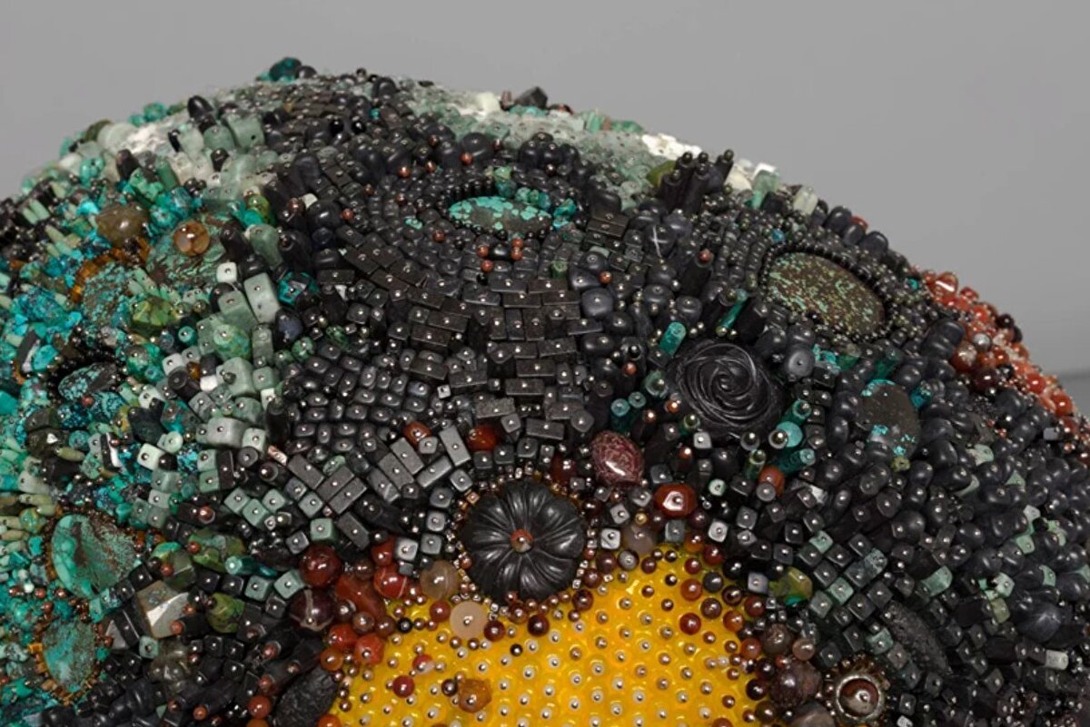 ‘bad lemon (persephone)’, 2020. Çalışmada turkuaz, serpantin, akik, dumanlı kuvars, labradorit, kaplan gözü, tektit, siyah taş, yeşim, aventurin, italyan oniks, obsidiyen gibi taşlar yer alıyor.