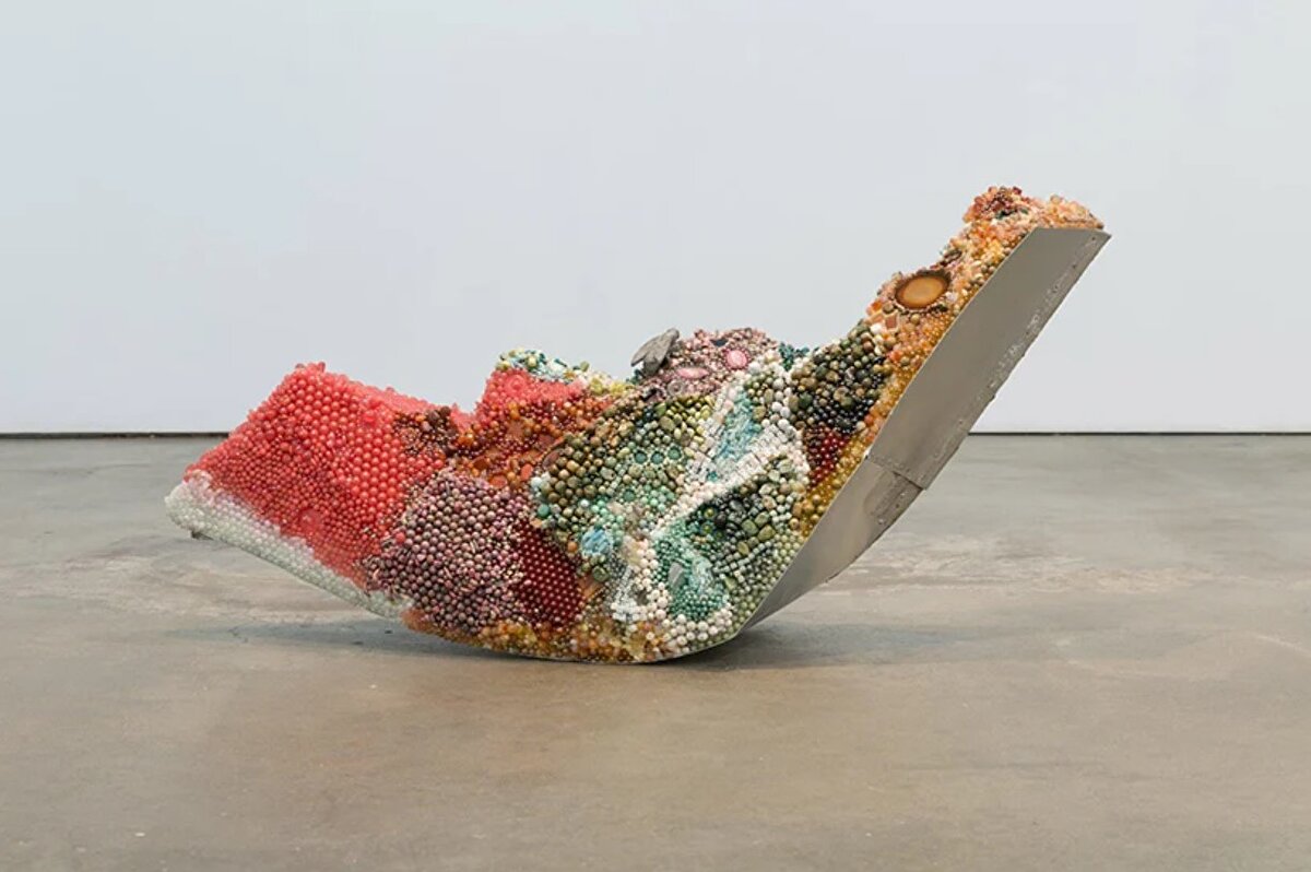 'bad melon (big chunk), 2020.' Ryan, karpuzun kabuğu için, 1973 tarihli harap durumdaki bir kamp aracını satın alıp söktü. Yüzeyi çizikler, pas lekeleri ve eziklerle eskitmiş.