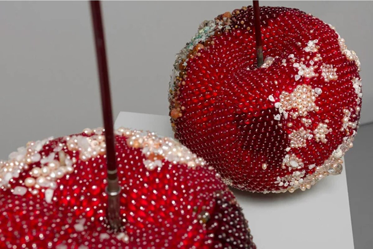 ‘bad cherries (BFF)’, 2020. Çalışmada akik, amazonit, akuamarin, ametist, angelit, aytaşı, kuvars, kırmızı aventurin, riyolit, serpantin, kuvars, kaplan gözü gibi taşlar yer alırken; tatlı su incileri kaplamalı polistiren üzerinde cam, çelik pim ve olta gibi nesnelerde kullanılmış.