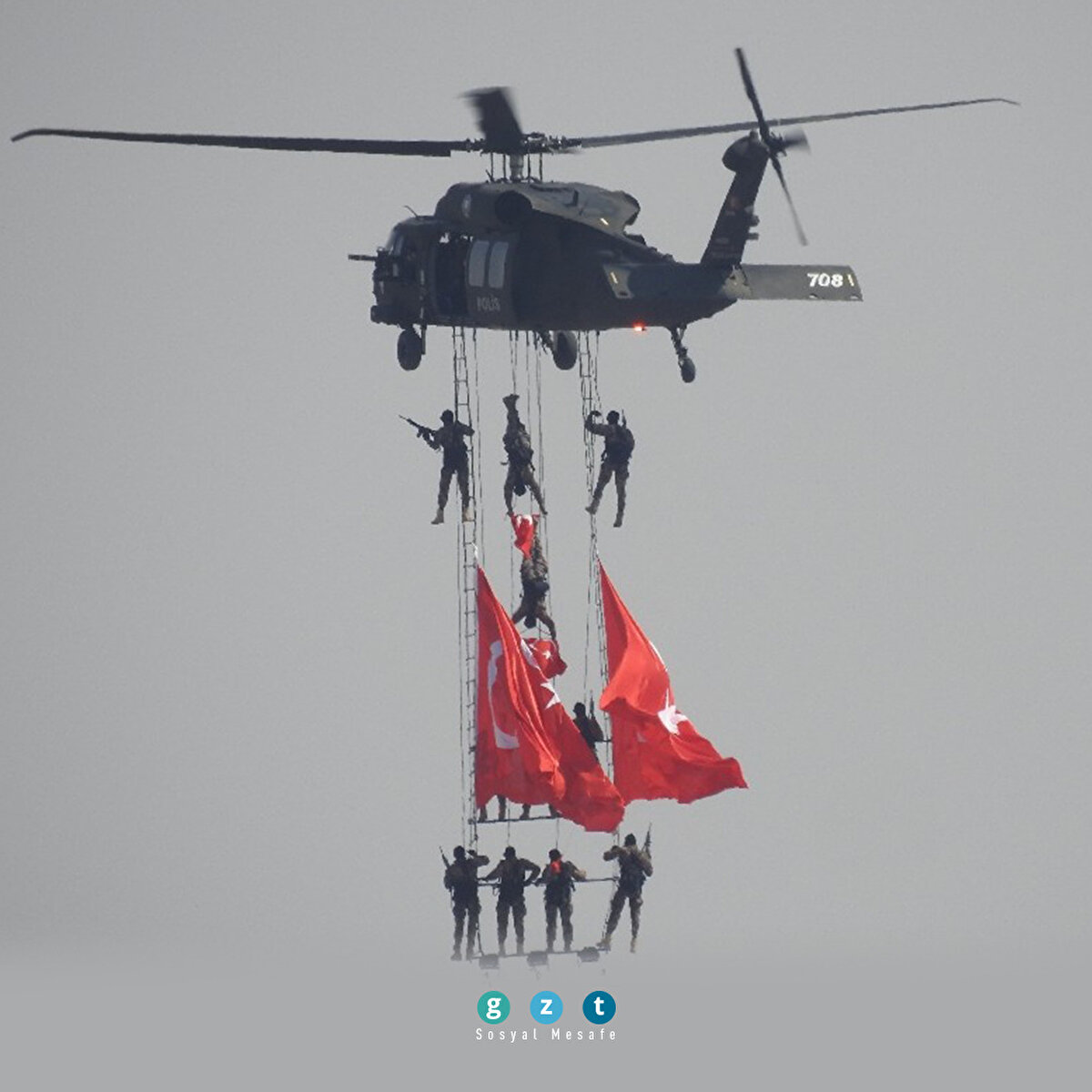 Burada öğrenciler ile hatıra fotoğrafı çektiren Bakan Varank ve diğer yetkililer daha sonra Gaziantep Büyükşehir Belediyesi bandosu eşliğinde kortej yürüyüşüne katıldı. Gaziantep Kalesi girişine kadar yürüyen kortejdeki yetiklilere, vatandaşlar sevgi gösterisinde bulundu.