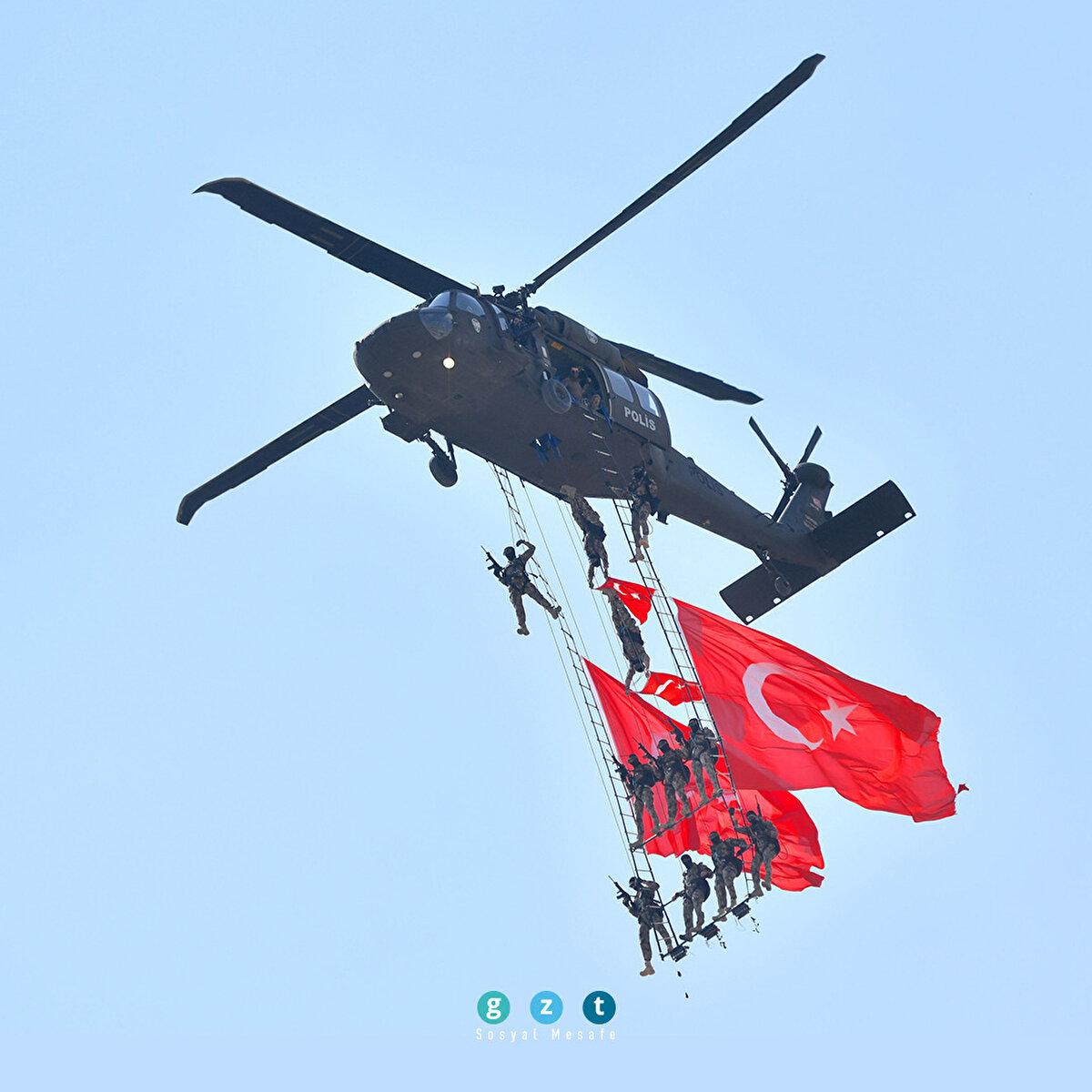 T3 Vakfı Mütevelli Heyeti Başkanı ve TEKNOFEST Yönetim Kurulu Başkanı Selçuk Bayraktar, festivalin Gaziantep'te yapılıyor olmasından mutlu olduğunu söyledi. Dünyada en ileri teknolojileri geliştiren bir Türkiye hayali ile yola çıktıklarını anlatan Selçuk Bayraktar, bugün TEKNOFEST ile bu hayali tüm gençlerle paylaştıklarını ifade etti.