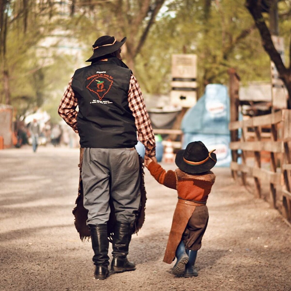 📌Gauço’nun sözlük anlamına bakıldığında İspanyol kökenli, Güney Amerika çayırlarında yaşayan yerliler tanımı karşımıza çıkar. Gauçoların göçebe bir yaşam tarzı var. Kıyafetleri de ihtiyaç üzere çok daha işlevsel. Binicilik için “bombacha” denilen şalvarlar ve güneşten korunmak için geniş kenarlı şapkalar giyerler.⠀