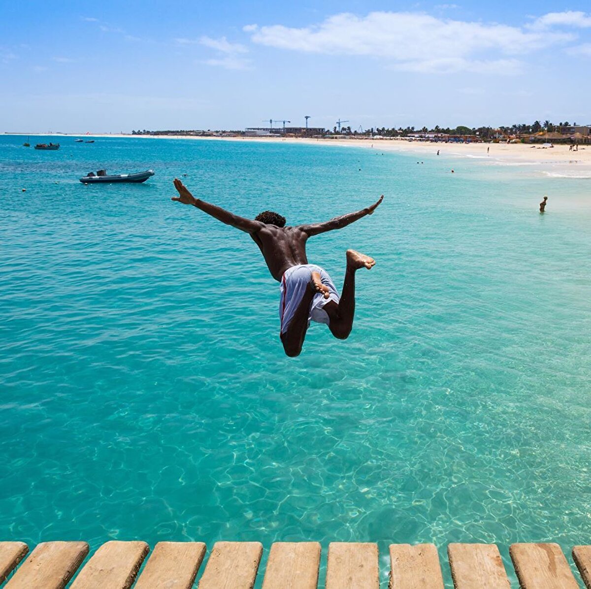 Gerçek gezi tutkunları için Cape Verde, rotanın tamamını ya da bir bölümünü oluşturabilir. Kapıda vize alınabilen Cape Verde; ucuzluğu, egzotikliği ve okyanus ortasındaki ıssızlığıyla kalabalıklardan uzakta olmayı tercih edenler için mükemmel bir seçim olabilir.