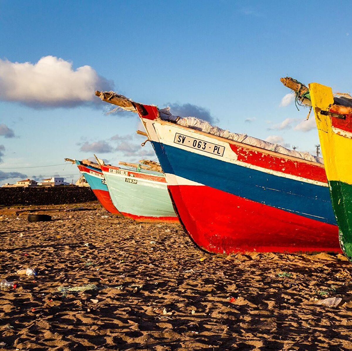 Cape Verde birçok Afrika ülkesi gibi çok ucuz. Yeme, içme ve ülke içi seyahat gibi giderlerinizi makul meblağlarla karşılayabilirsiniz.