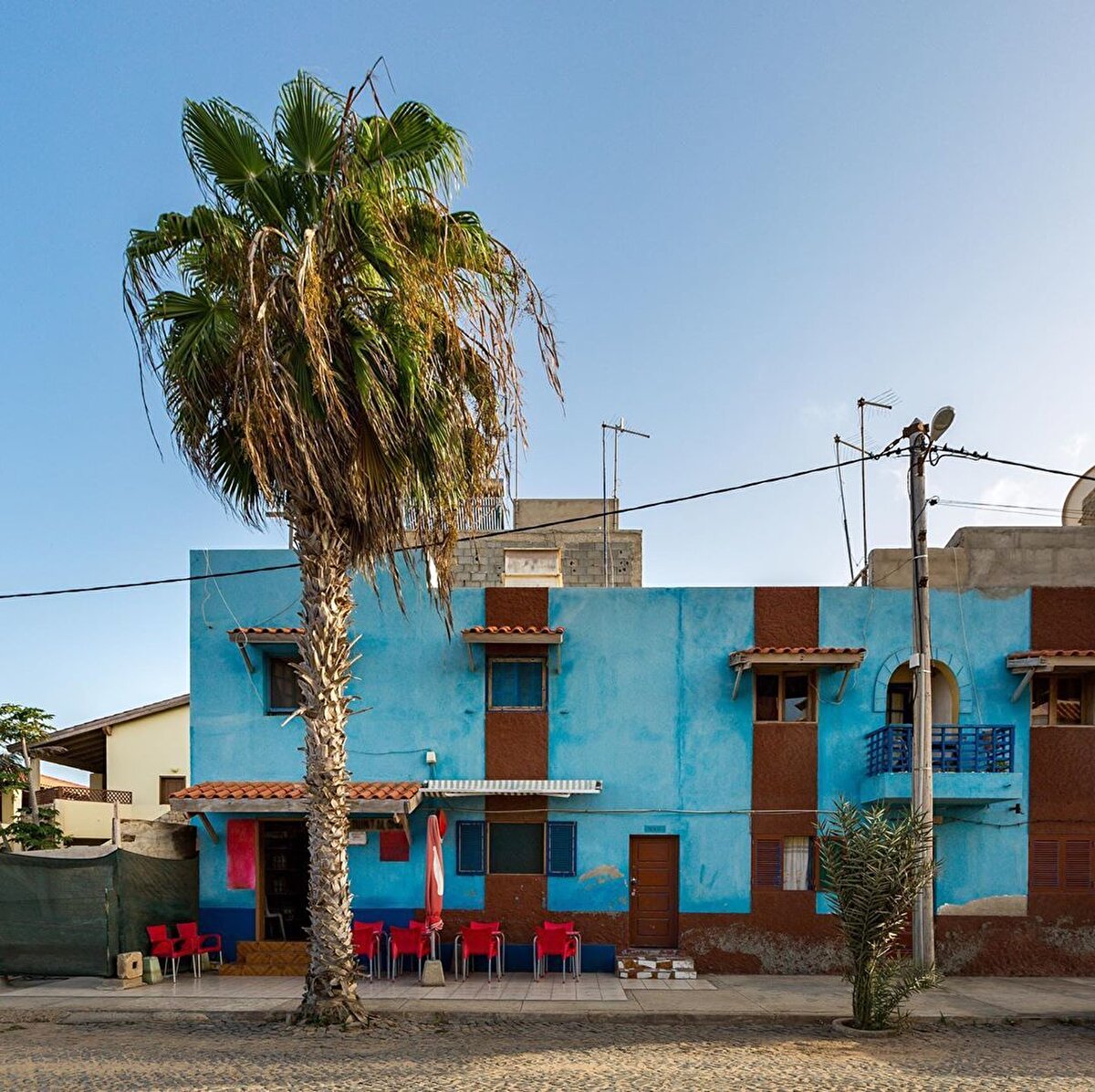 📍10 Ada, 8 Adacık ve Bir Ülke Atlas Okyanusu’nda, Senegal ve Moritanya açıklarında bulunan Afrika ülkesi Cape Verde, on ada ve sekiz küçük adacıktan oluşuyor. Görünürde bağımsız olmasına rağmen hala Portekiz'e göbekten bağımlıdır. Adada yaşayanların çoğunluğunu yerli halk değil, başta ABD, Portekiz ve Angola gibi ülkelerden gelen göçmenler oluşturur.⠀