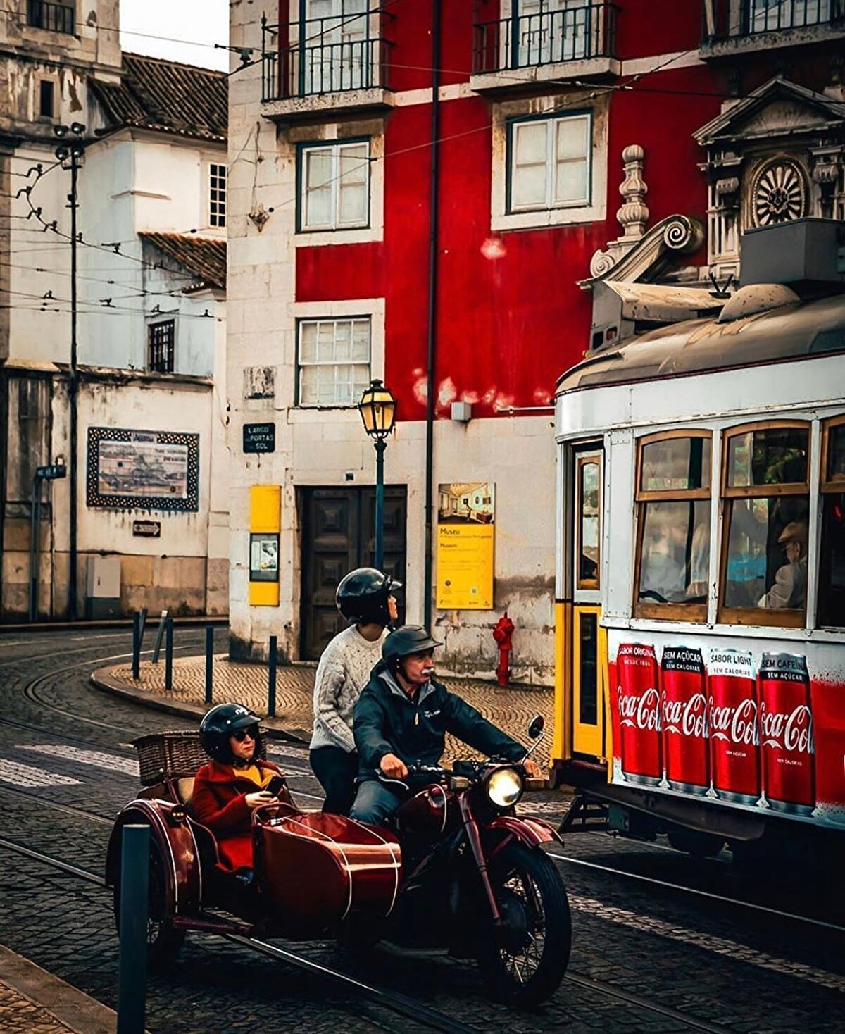 🌿Dik yokuşları, dar sokaklarda soluklanabileceğiniz seyir terasları, sarı ve kırmızı tramvaylar, eski şehrin kesişen sokaklarındaki sürpriz küçük meydanlar, eski şehir Baixa'nın Alfama'sı, başta muhteşem Endülüs uygarlığı olmak üzere, Fenike ve Roma uygarlıklarının kültürel miraslarıyla bezeli şehri gezmek için en az beş gün gerekli. Çünkü bu şehirde, programlı bir rotada yol alırken umulmadık güzellikler sizi yolunuzdan ayırabilir.