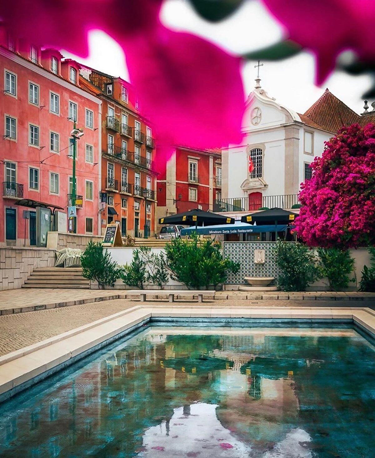 🚋 Lizbon bir tramvay şehri. Şehirde metro var ancak turistik gezinin olmazsa olmazı, sarı tramvayla yapılacak bir şehir turu, hem vakit hem de parasal olarak kısıtlı imkânlara sahip olanlar için son derece keyifli bir çözüm.⠀