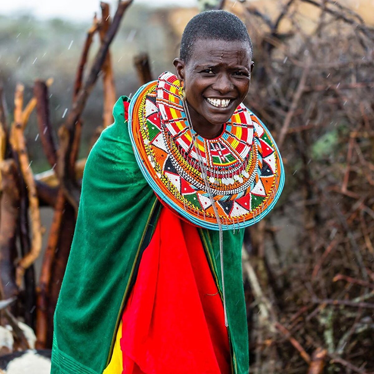 🔪 Arazide her zaman yanlarında “panga” adı verilen gayet büyük bıçakları, şehirlerde bunların daha küçükleri bulunur. Bunlar o kadar özdeşleşmiştir ki Masailerle, güvenlikten geçerken bile hiçbir görevli bu da nedir diye sormaz...