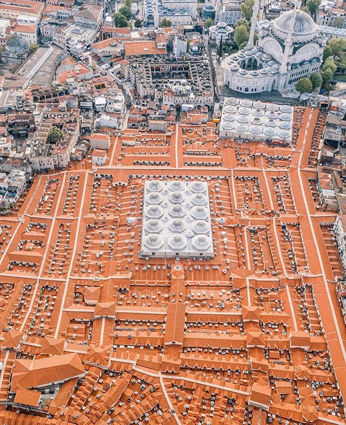 🙄 Kapalı Çarşı’nın çok sayıdaki kapısından birinden içeri dalıp rengarenk devasa çarşıda kaybolmaya hazırız. 