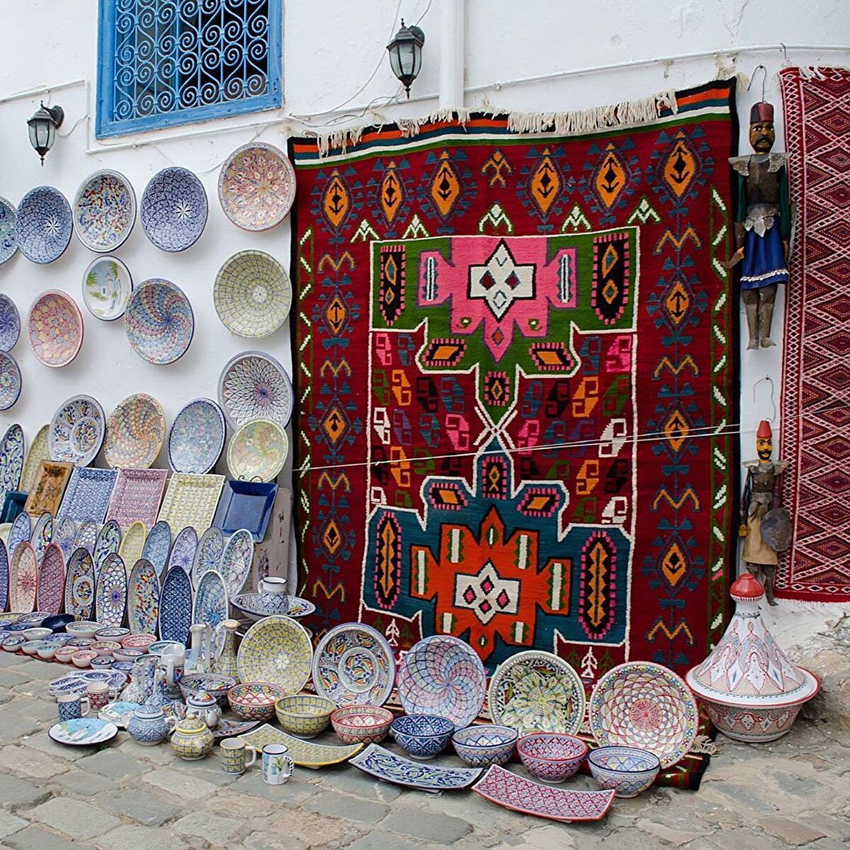 🌄Başkent Tunus’un yaklaşık 20 kilometre kuzeydoğusunda yer alan Sidi Bu Said, oldukça yüksek bir noktada, Akdeniz’e hâkim bir tepe üzerinde yer alıyor.