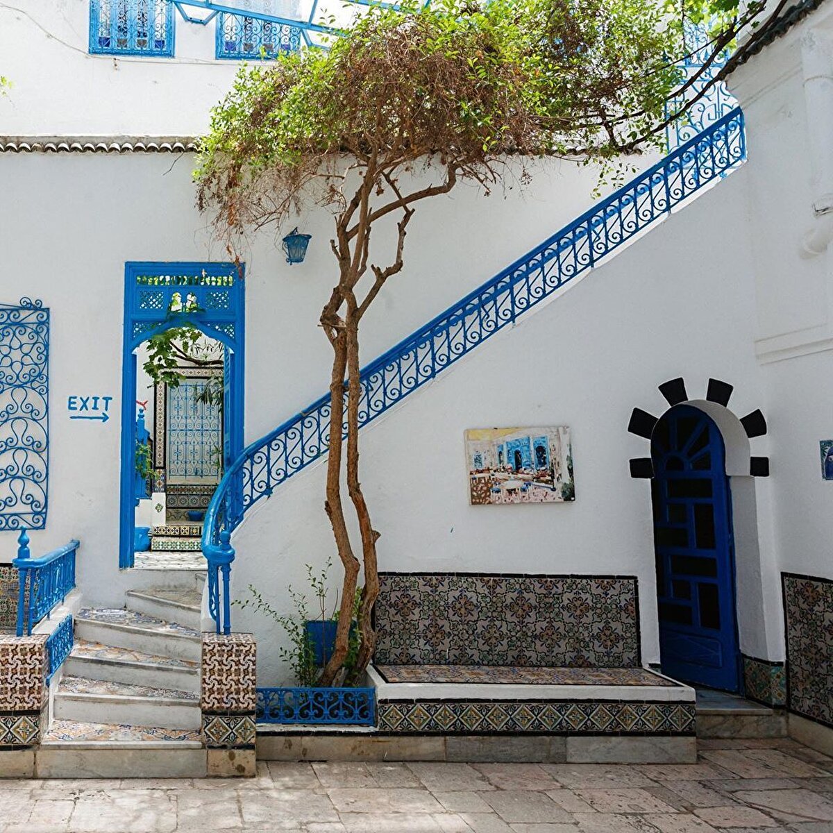 🏠 Toplumdaki statüye göre ev kapılarının şekil ve renklerinin değişiklik arz ettiği Tunus’ta, kullanılan kapı tokmaklarının farklılığı da bir çeşitlilik meydana getiriyor. Mesela üzerinde üç tokmak bulunan kapılarla burada sıkça karşılaşabilirsiniz.⠀